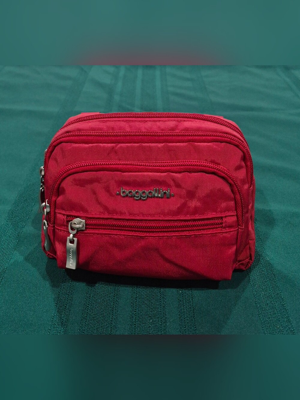 Baggallini Red crossbody/shoulder bag (8"L x 5.5"H x 1.5"D)